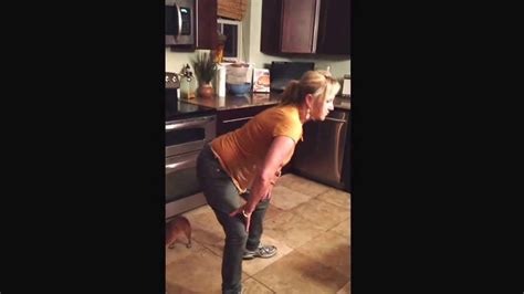 step sis teaches step mom how to twerk